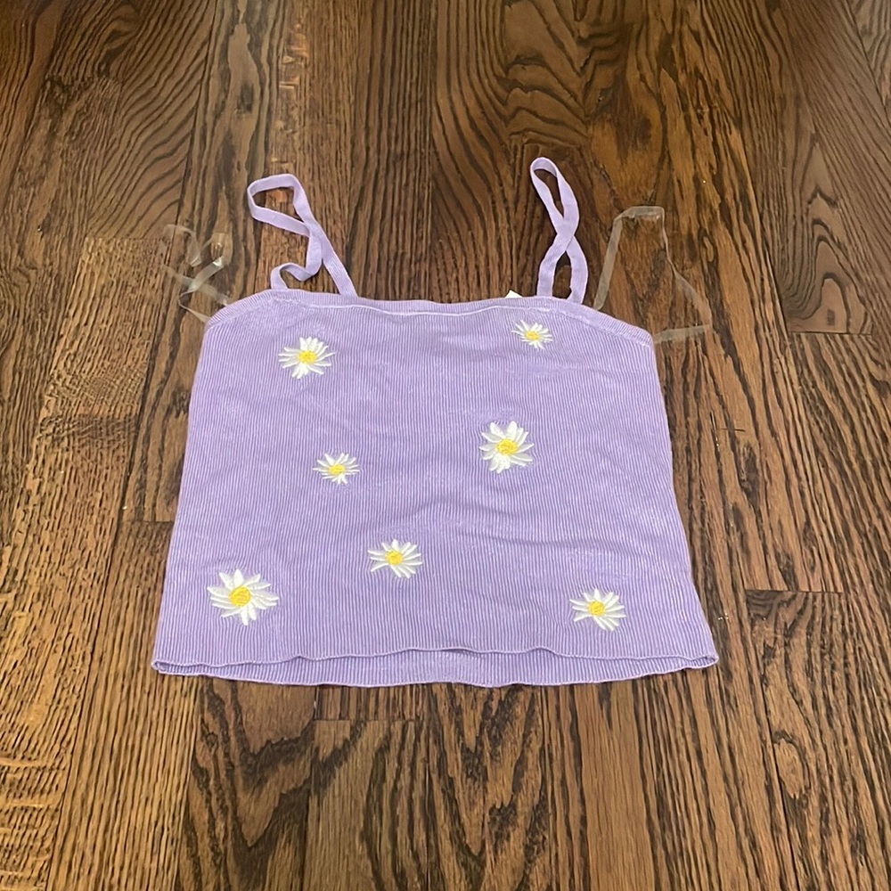 NWT! Lavender embroidered daisy crop top